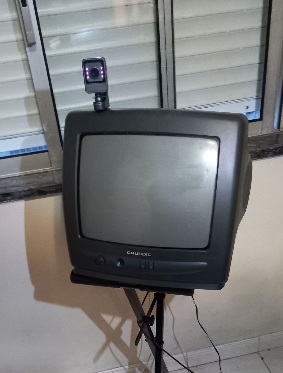 Câmara de vigilância com televisão analógica