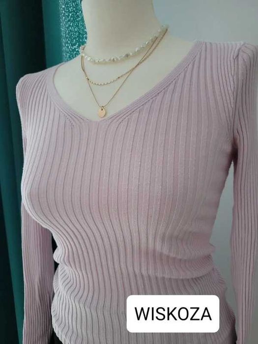 Jasnoróżowy wiskozowy prążkowany sweterek z dekoltem V