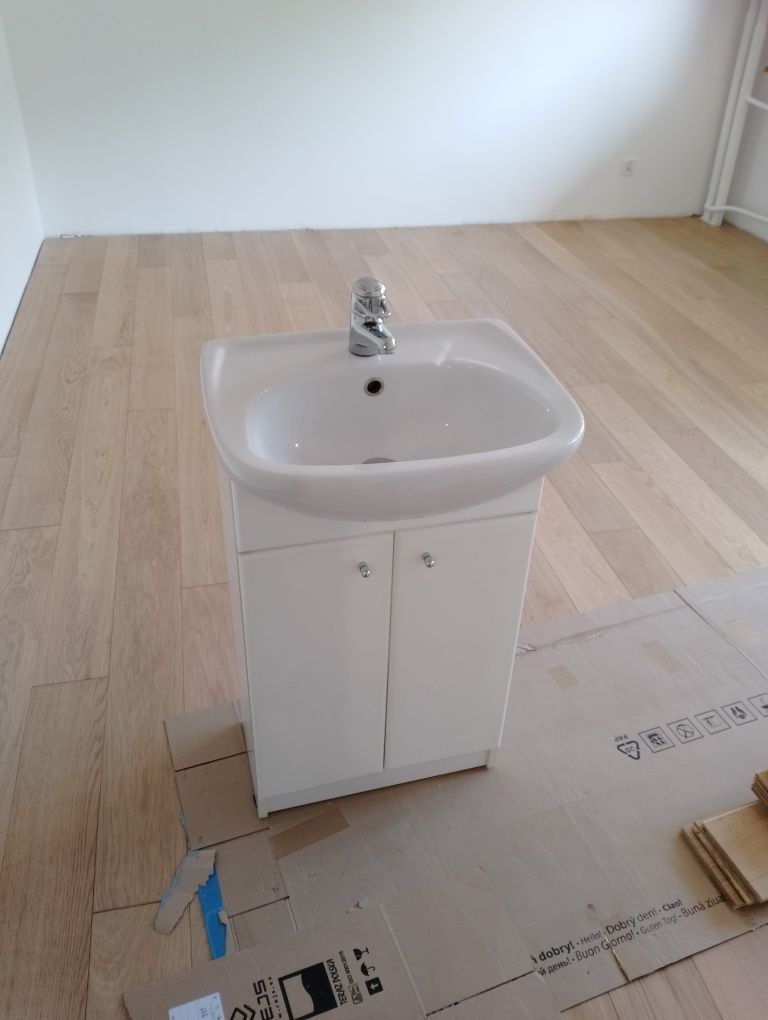 Umywalka z szafką i bateria