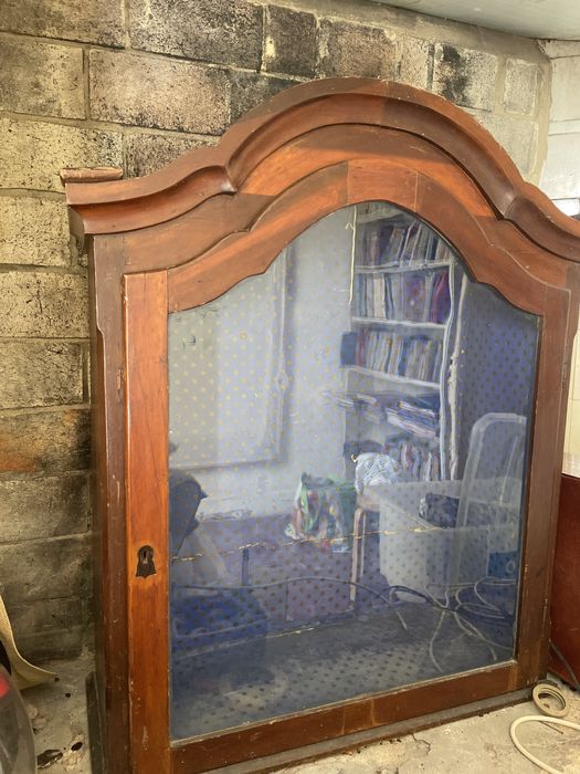 Oratoria antiga com boa madeira e forrada ( 95x25 cm)