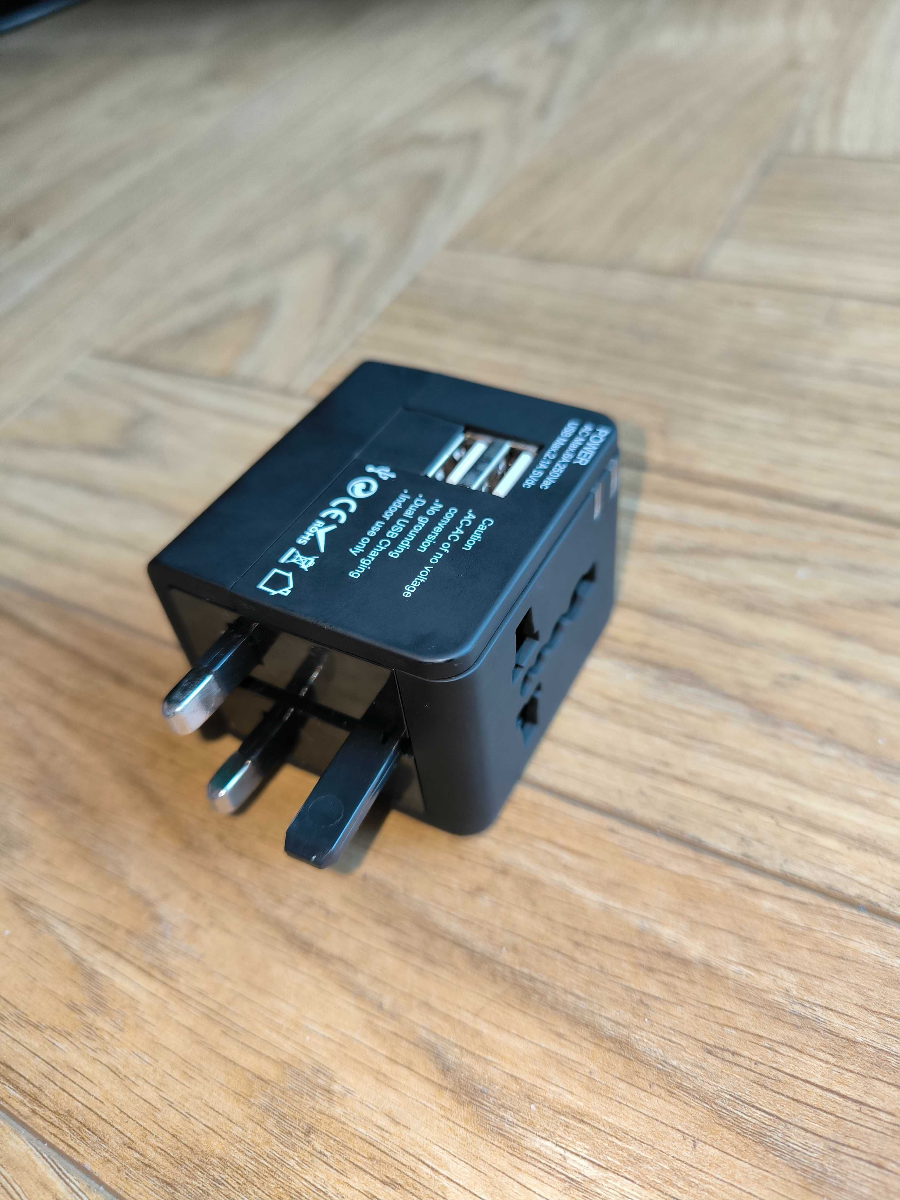 Uniwersalny adapter podróżny z 2 portami USB 1500W