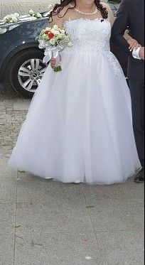 Suknia ślubna z kokardą