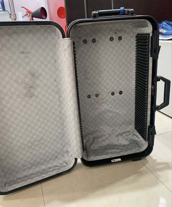 Mala para transportar sapatos com divisórias reguláveis