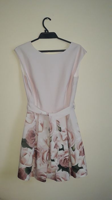 Sukienka z motywem kwiatowym w pudrowym kolorze