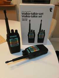 Walkie-talkie z klipsem i bateriami.