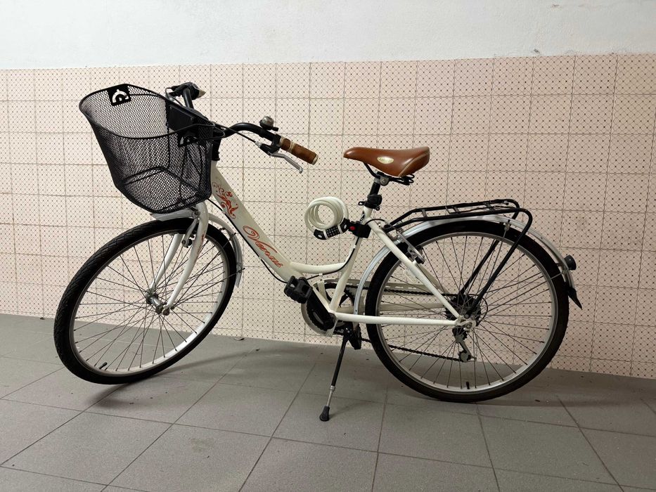 Bicicleta senhora branca com cesto, luzes led e aloquete