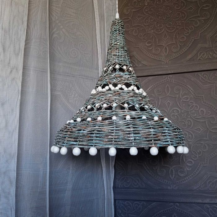 Світильники із лози ручної роботи.