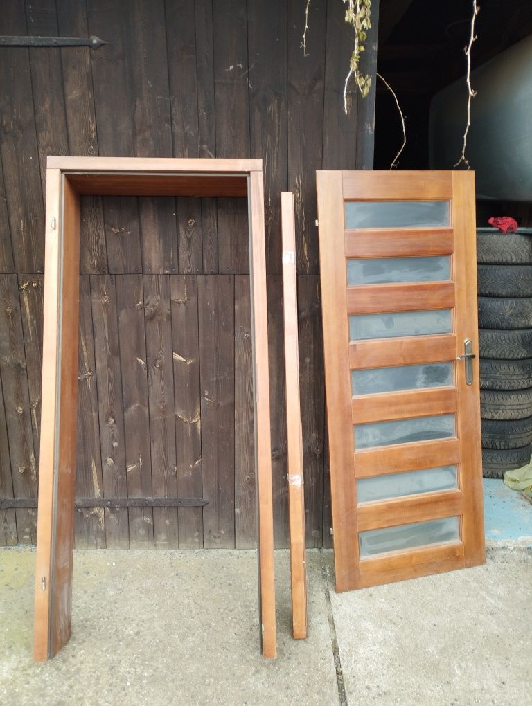 Drzwi z pełnego drewna (nie deska, nie prasowane wiury)