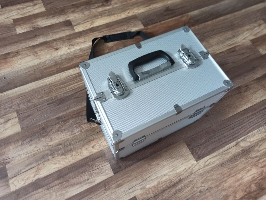 Skrzynka narzedziowa / kufetrk na kosmetyki