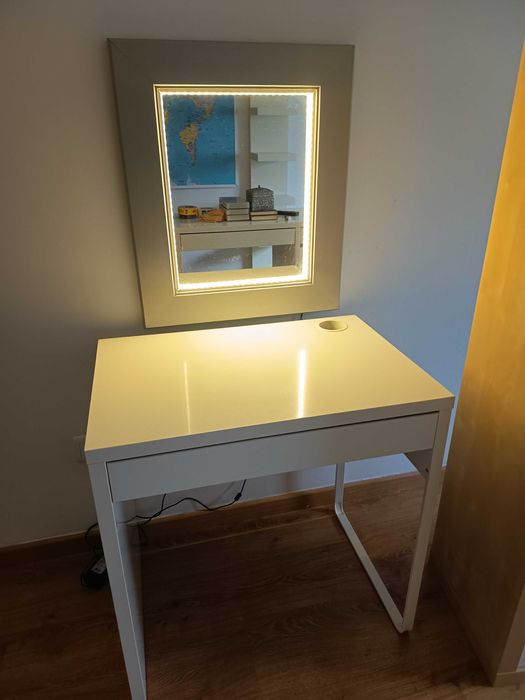 Móvel com espelho com luz para maquilhagem