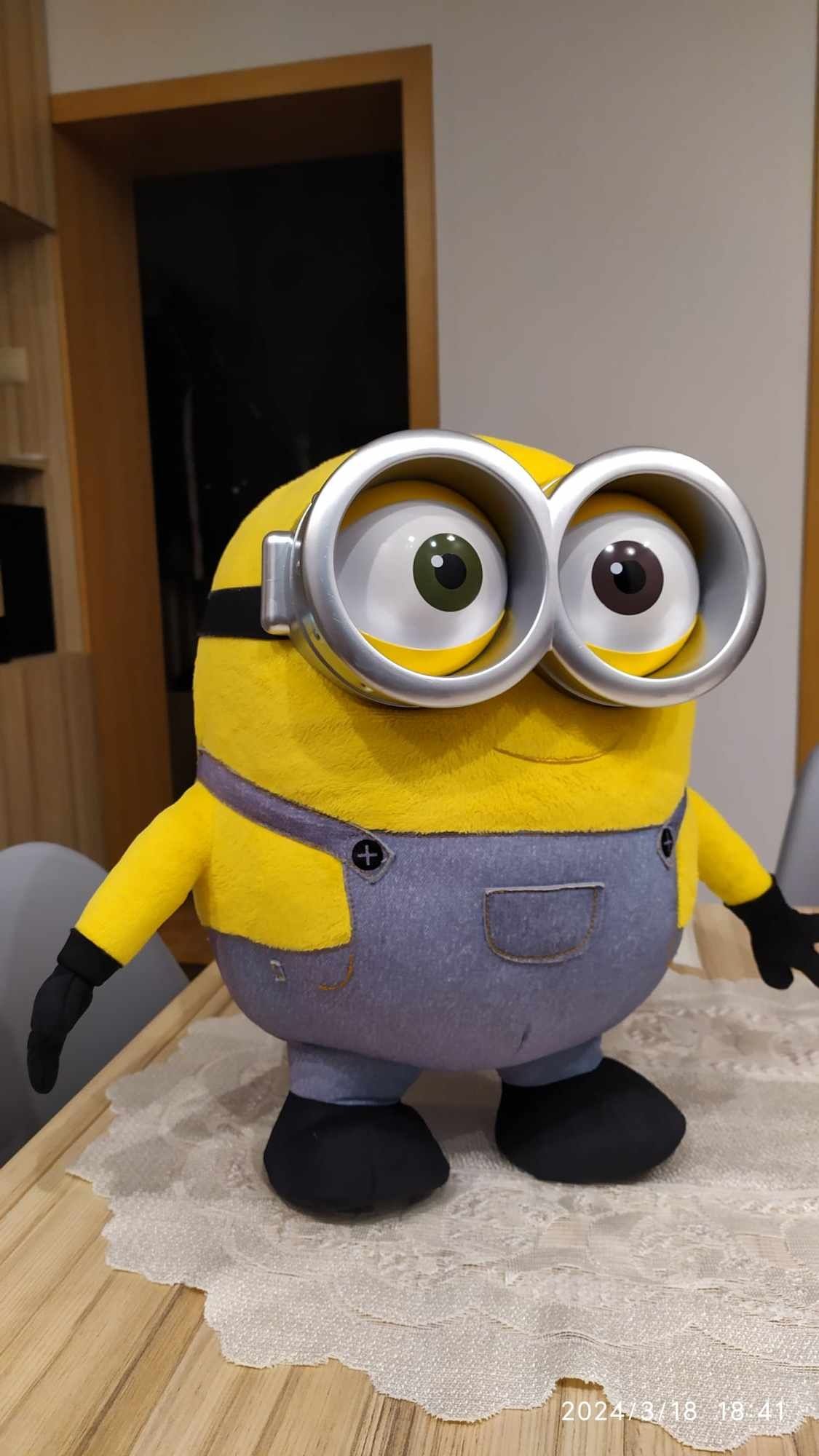 Minionek Bob, Minions śpiewa i świeci oczami duży 36 cm