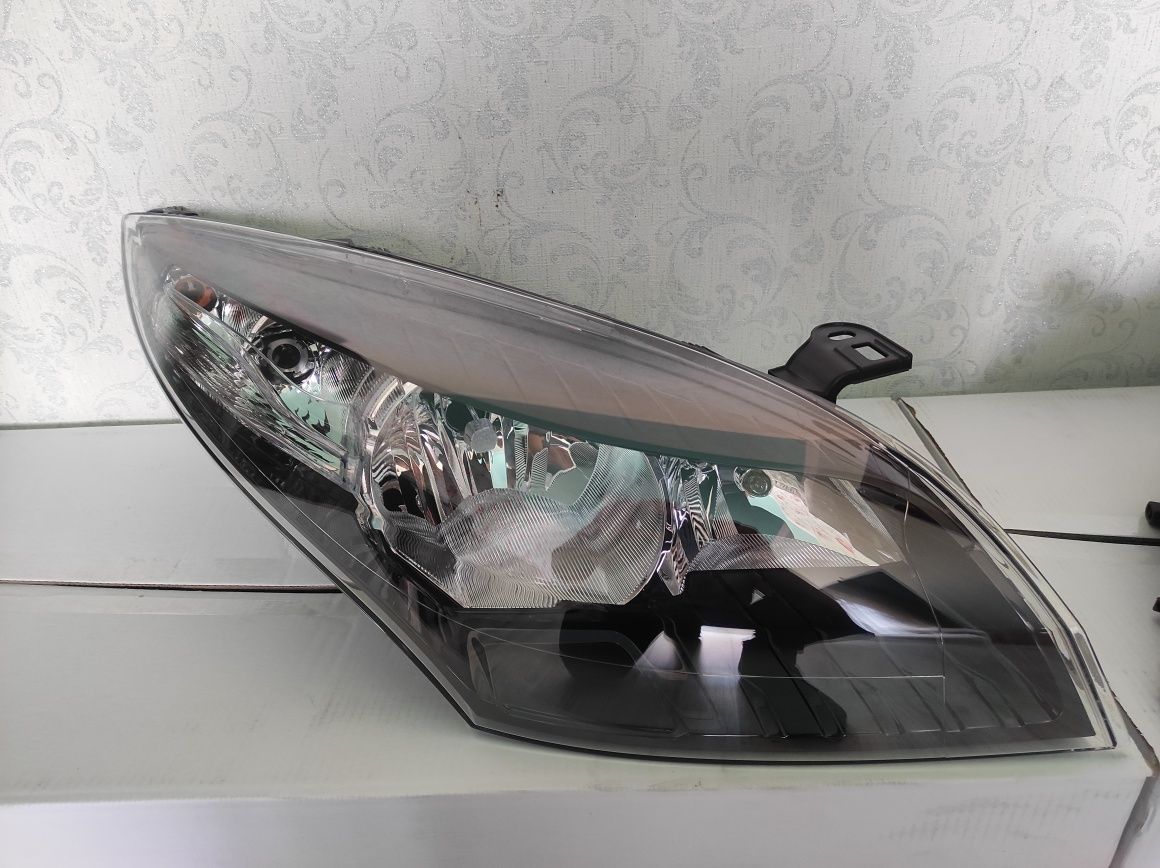 Фара фари Рено Меган 3 renault megane 3 260602545R.  260102973R