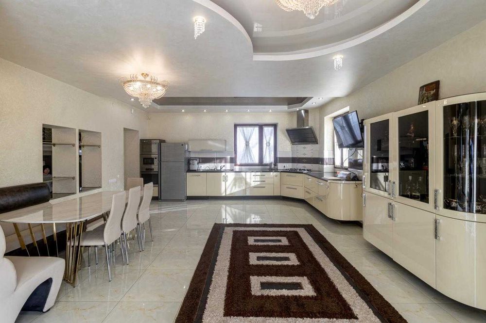 Продаж розкішного будинку, Винники