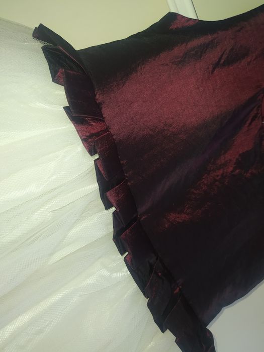 Cudownie tańcząca sukienka z płatkami kwiatów 4-6 lat 

Posiada warstw