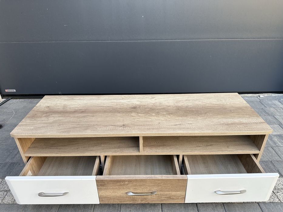 Szafka RTV + trzy półki. Agata Meble.