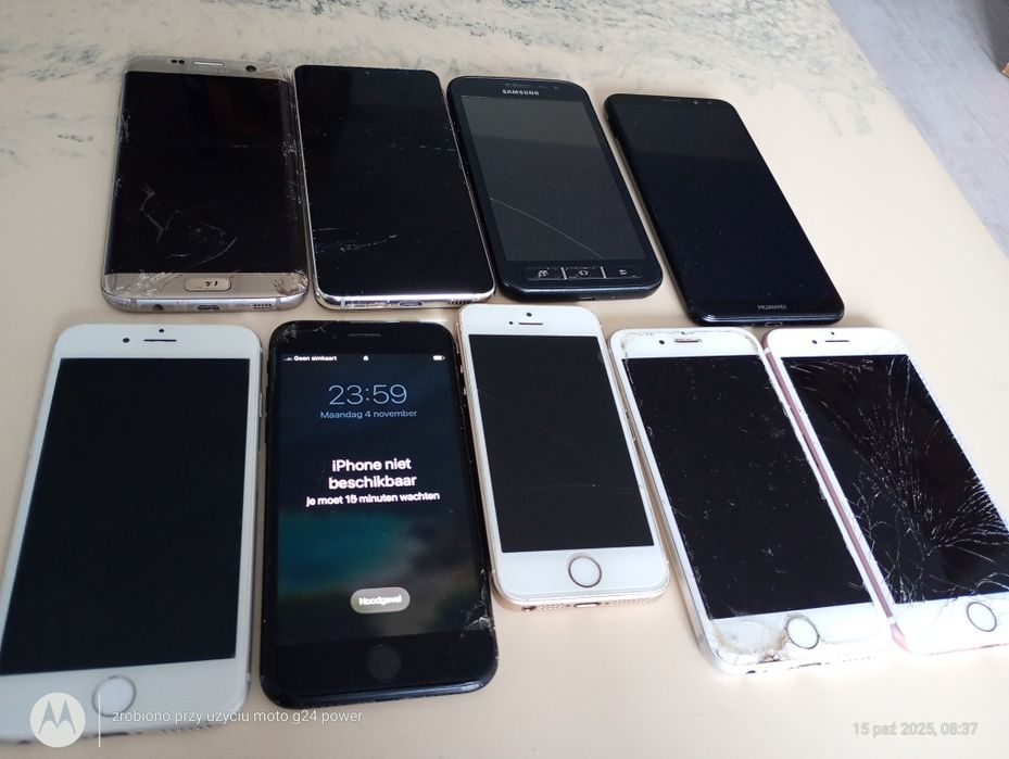 Zestaw uszkodzonych telefonów.