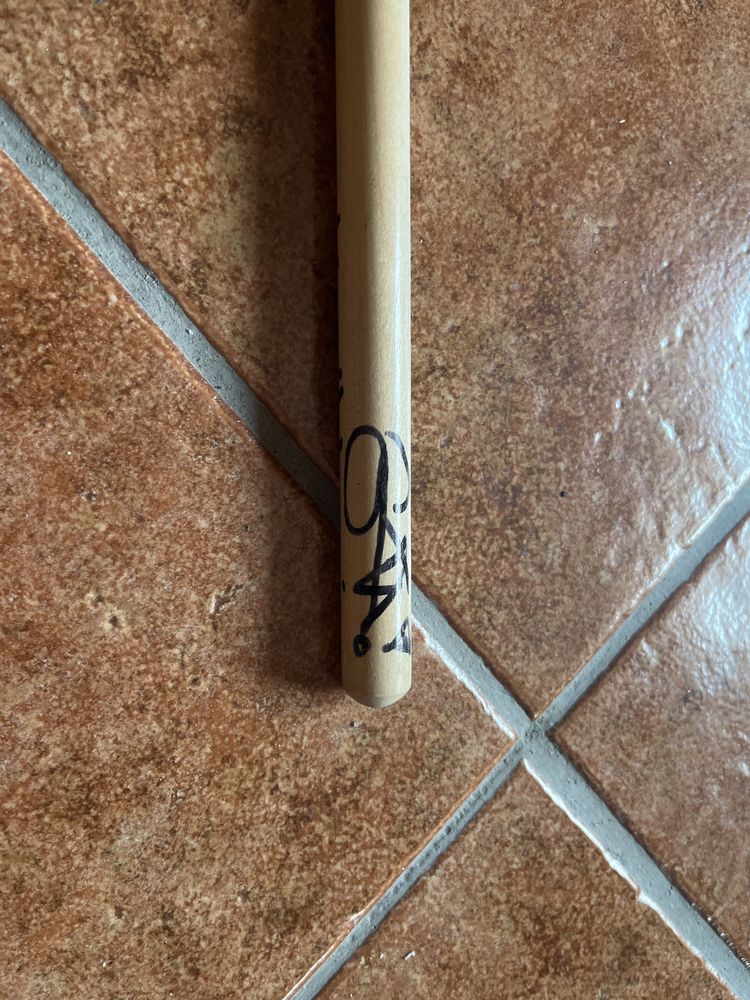 Baqueta assinada pelo baterista da banda korpikllain