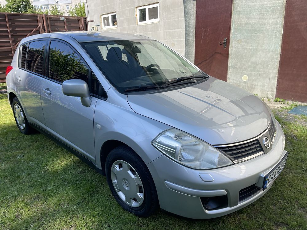 Nissan TIIDA автомобіль