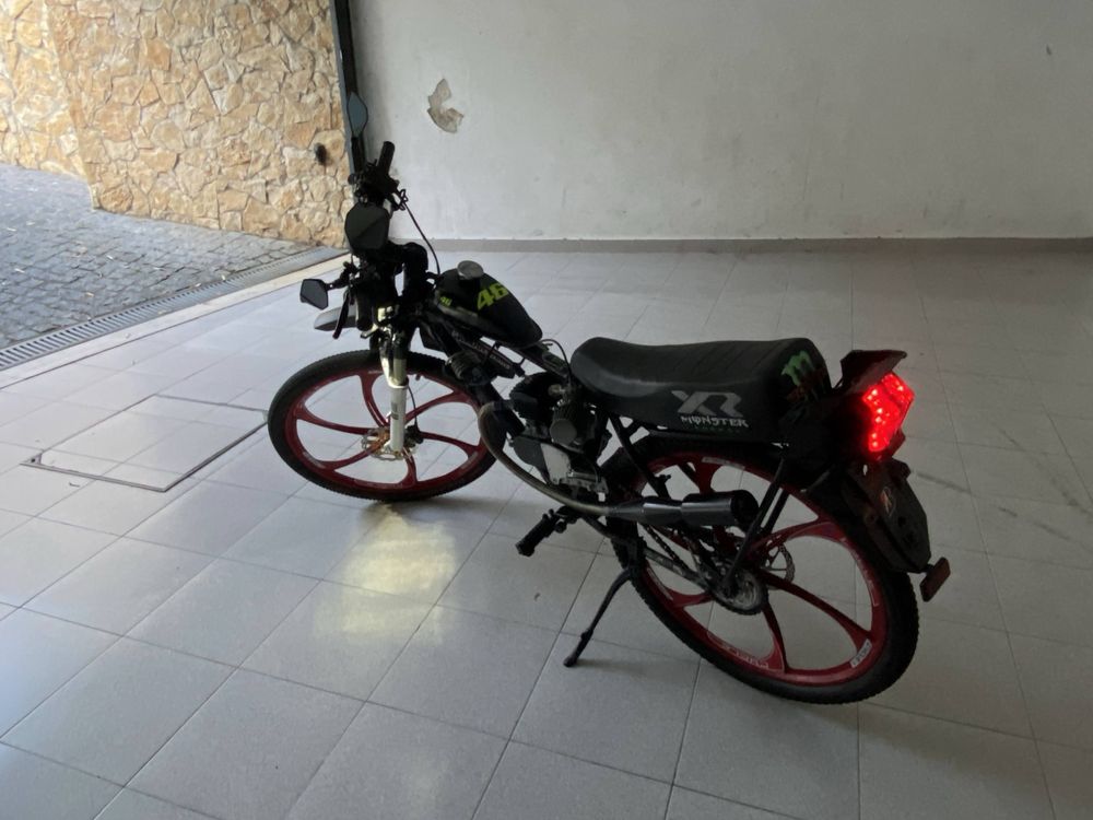 Montagem de bicicletas com motor (a sua escolha)