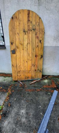 drzwi drewniane o charakterystycznym kształcie