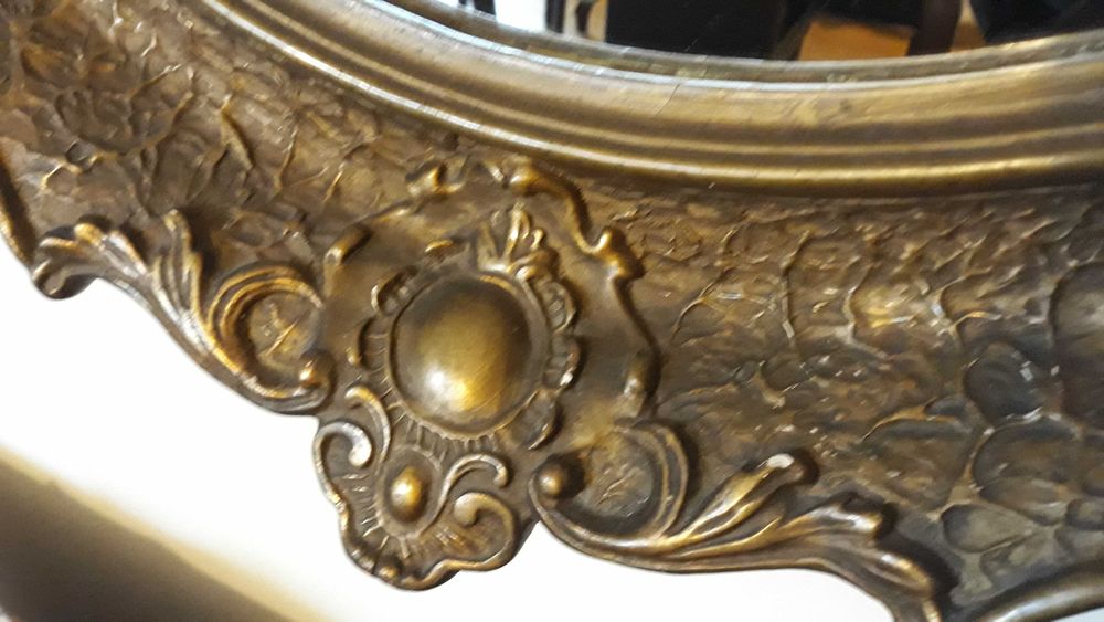 duże lustro w starej ramie