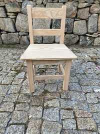 Cadeiras pequenas em pinho