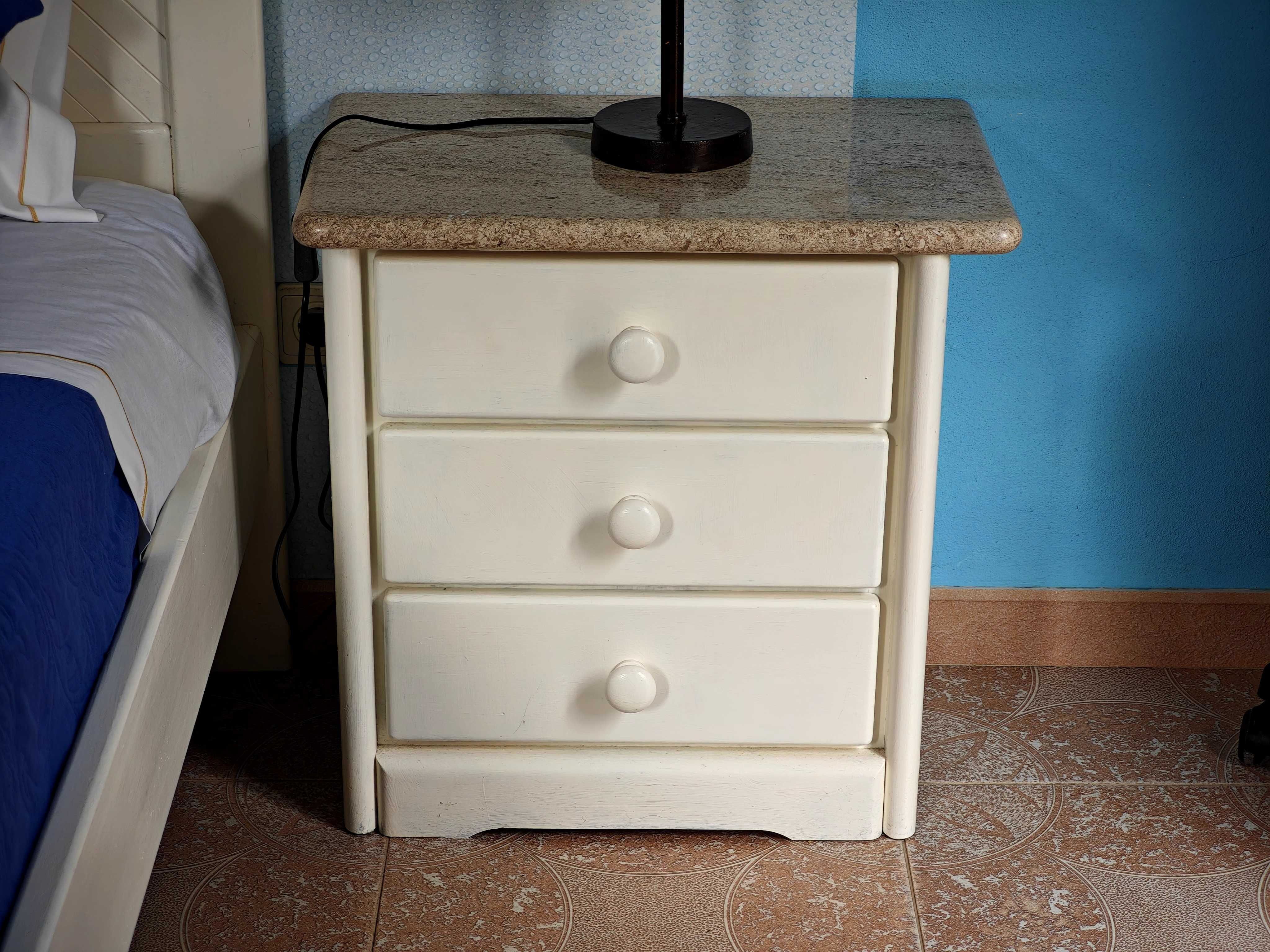 Mobilia de quarto (Cama, colchão, mesa de cabeceira, cómoda, roupeiro)