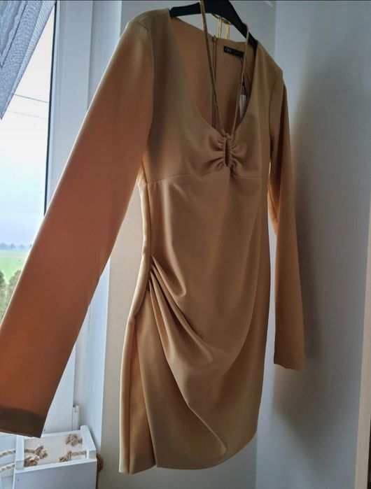 Żółta sukienka mini z wiązaniem