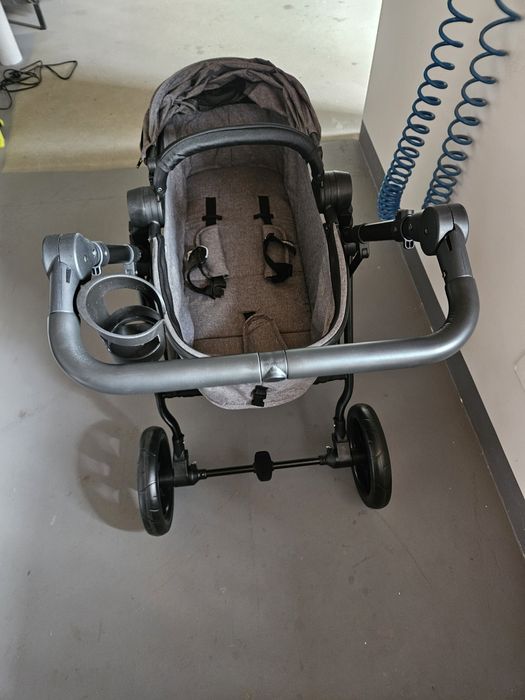 Wózek dziecięcy z funkcją spacerówki