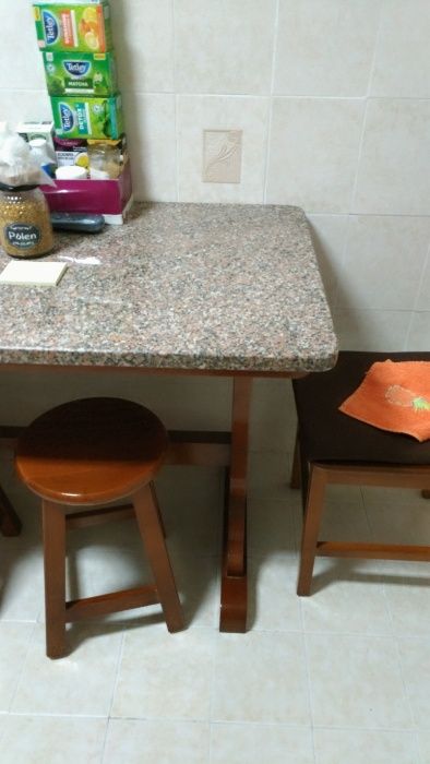 Mesa de cozinha com 2 bancos e 2 cadeiras