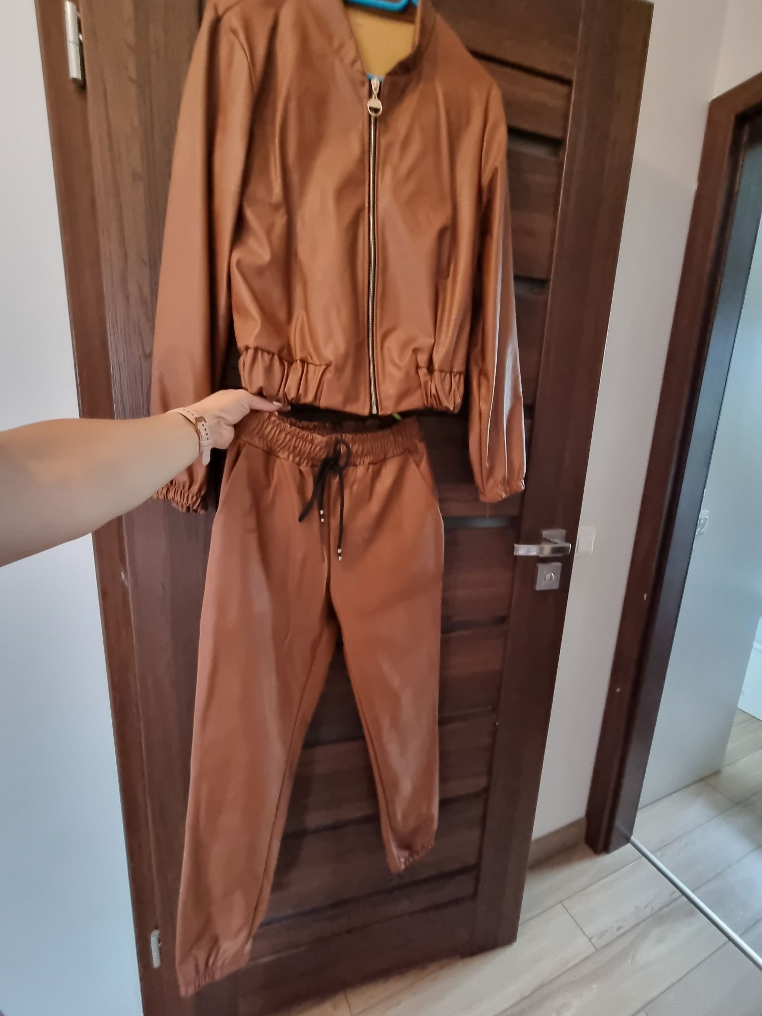 Śliczny karmelowy zestaw kurtka spodnie bomberka