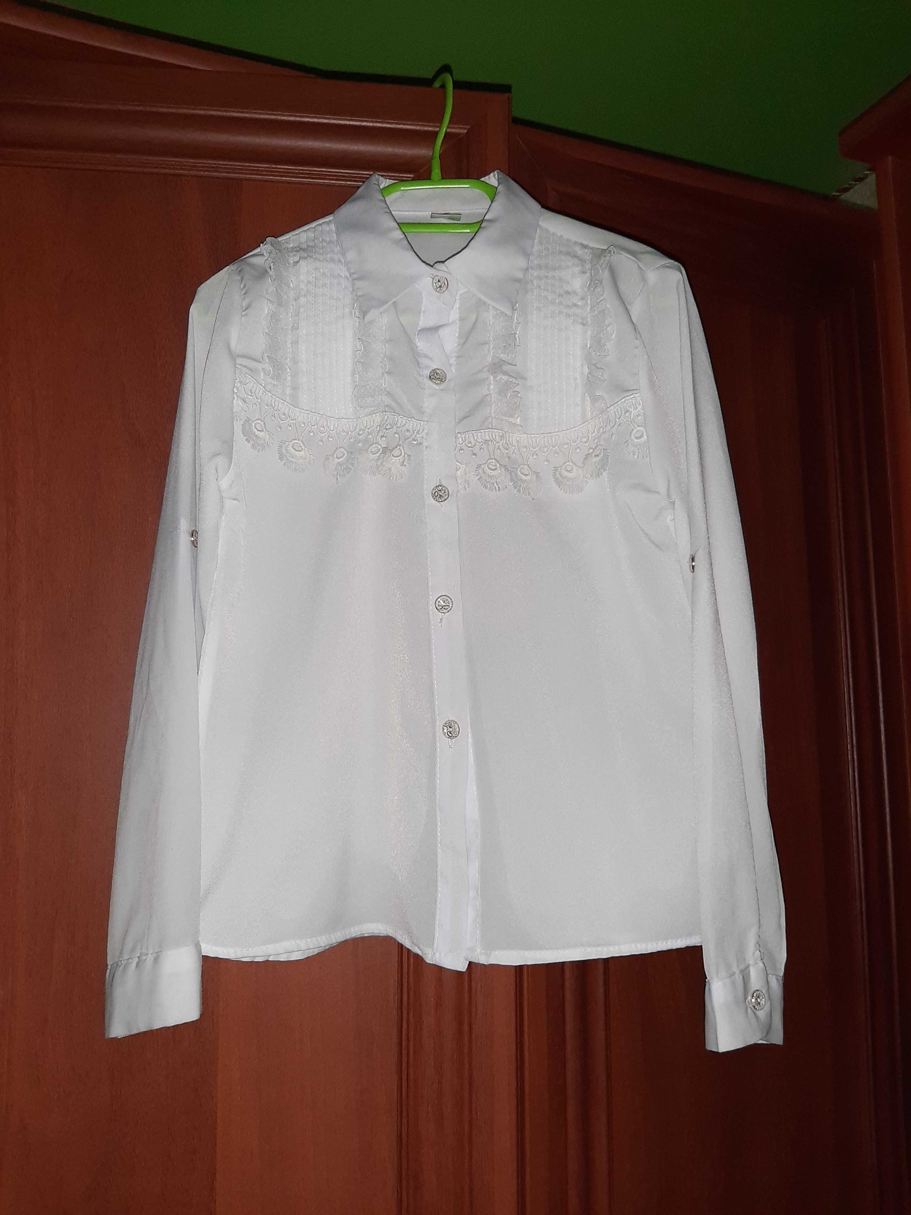 Шкільна біла блузка на зріст 134 см.