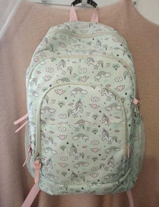 Mochila de criança muito espaçosa