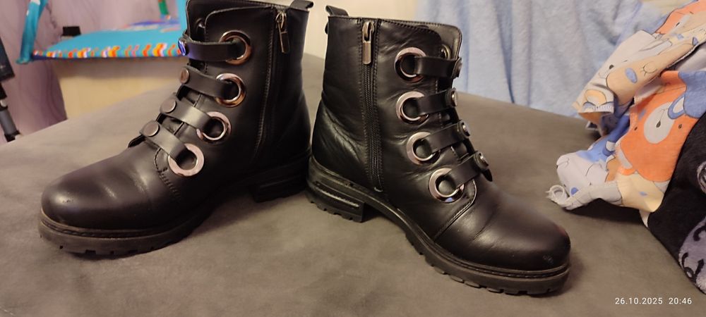 Продам ботинки   б/У 37 розмір 2 пари