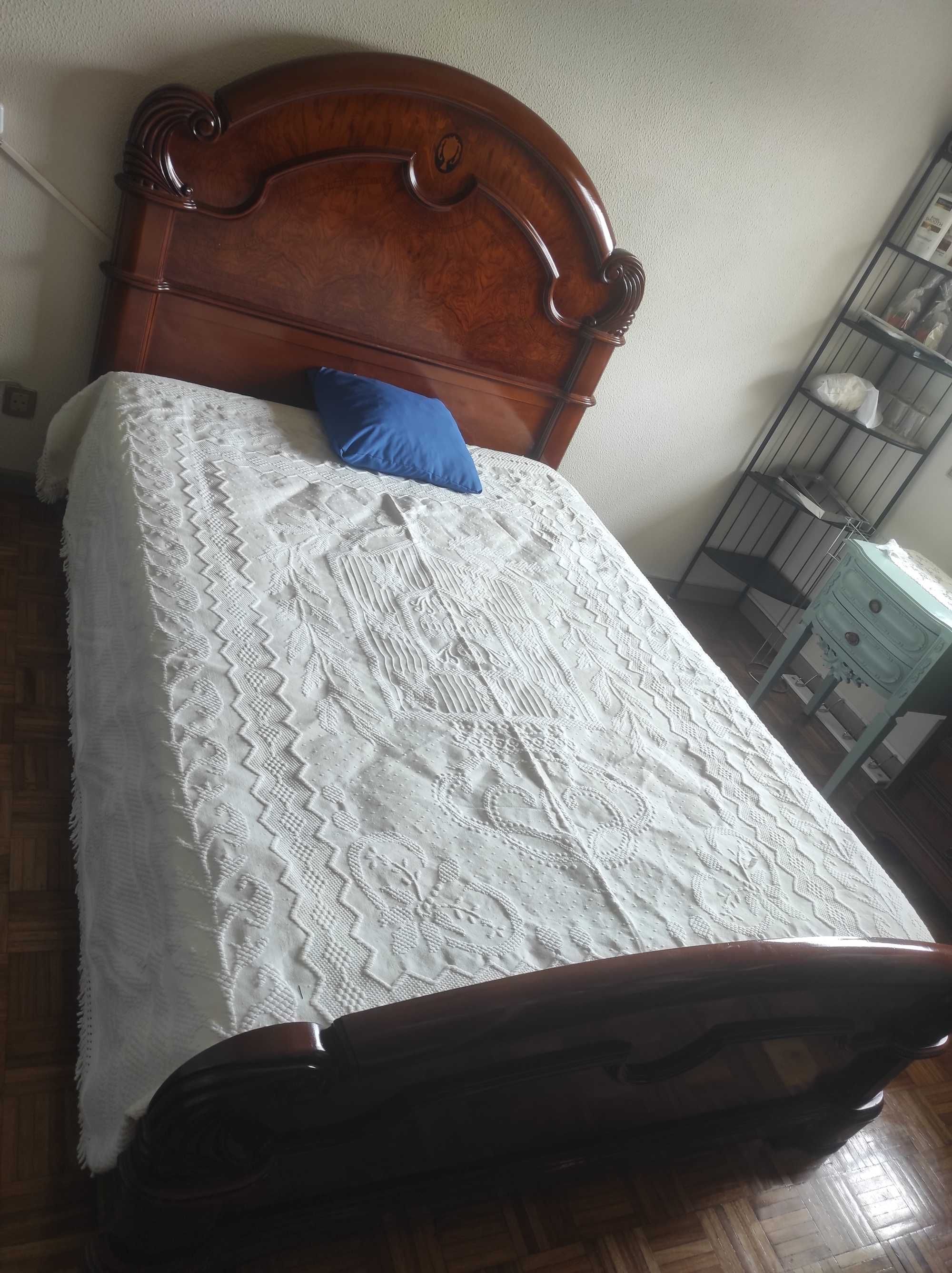 Cama de casal completa,estrado e colchão,preço para desocupar.