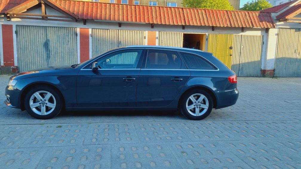 Audi a4 b8  2.0 TDI super stan 2011 rok