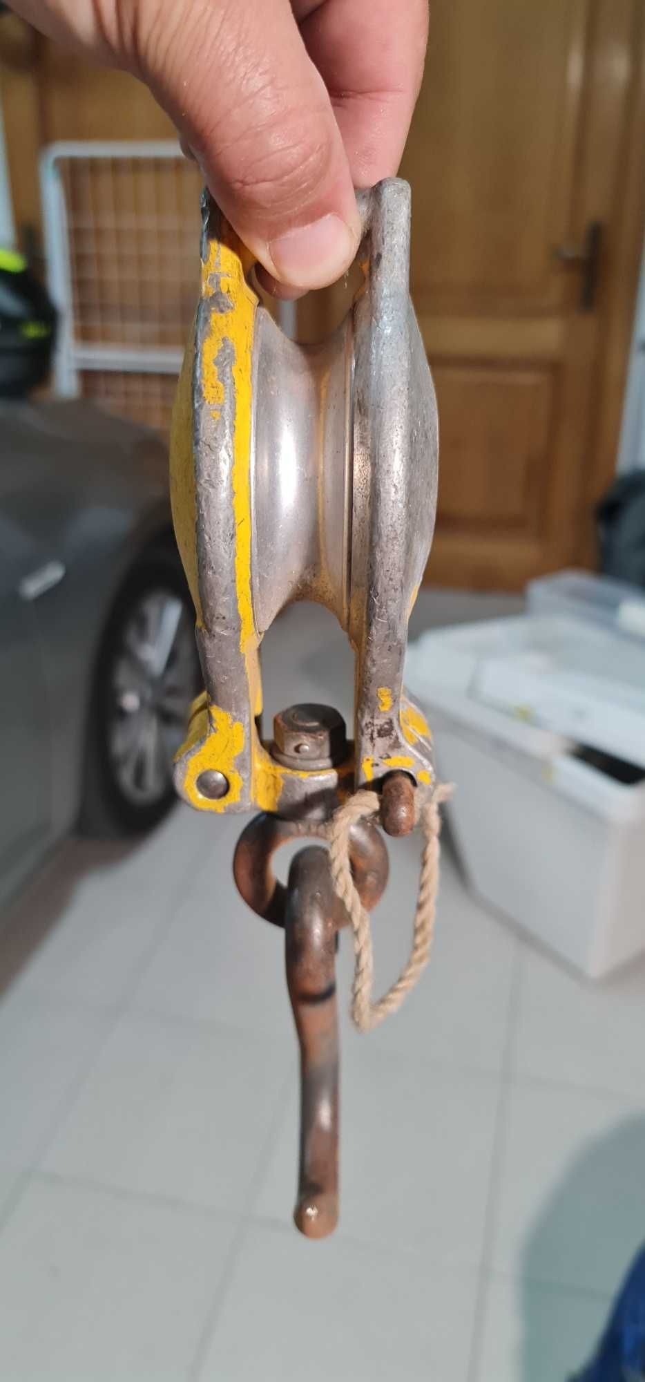Vendo  Cadernais  / Roldanas Vintage para desocupar urgente