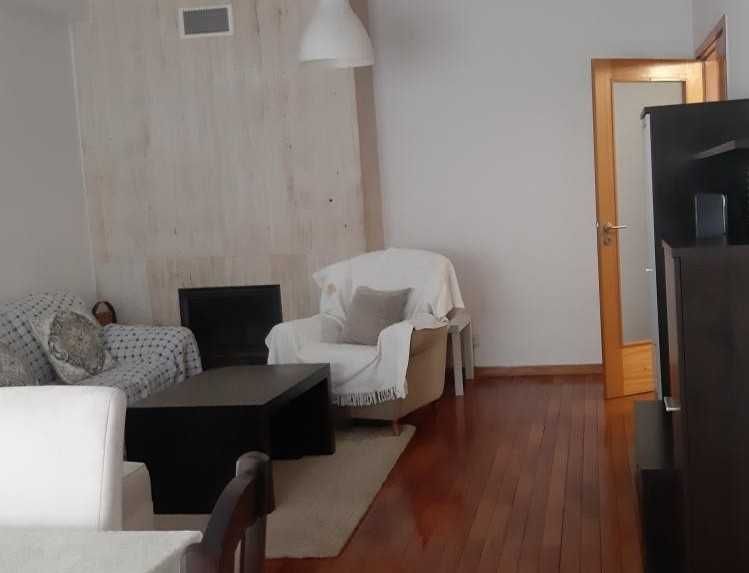 Alugo quarto em Braga a menina estudante