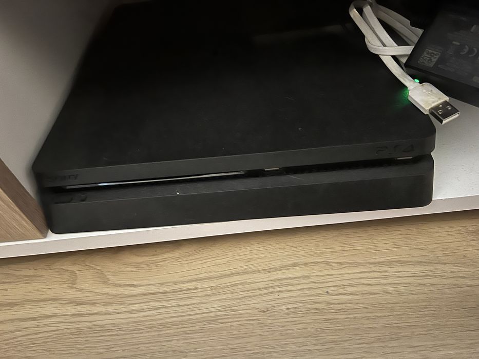 PlayStation 4 slim  1tb