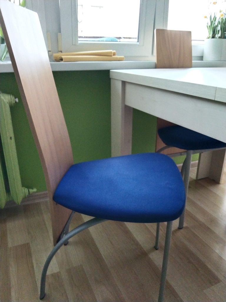 Stół i krzesła beżowe