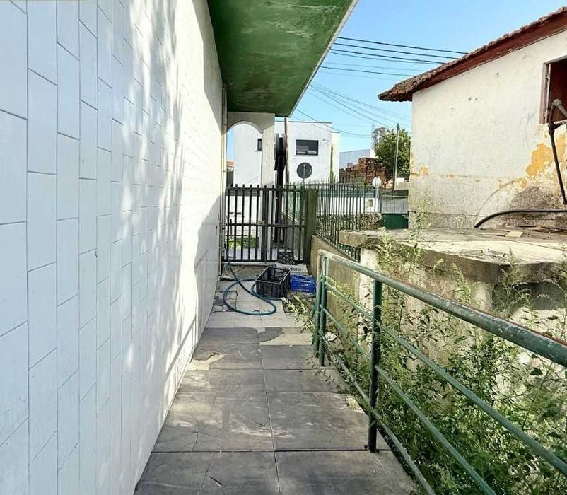 Espaço Comercial Único com Potencial Residencial em Vilela – Paredes