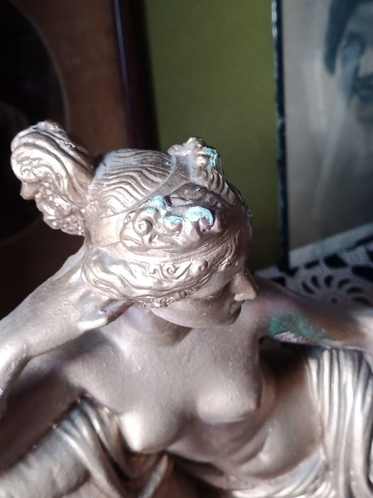 Estatueta feminina em gesso