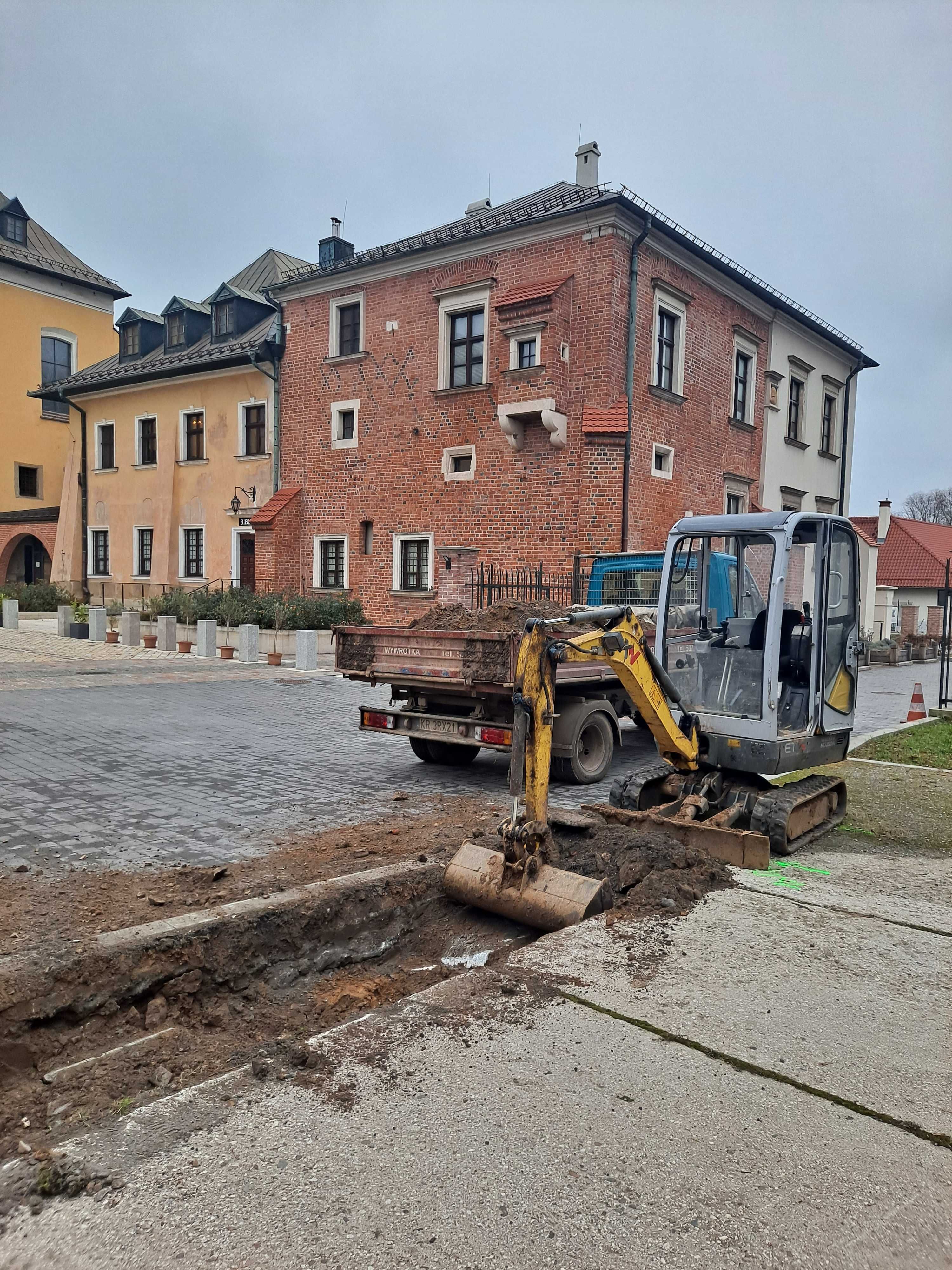 Wywóz ziemi, wywóz gruzu, załadunek minikoparką, wywrotka 3,5 tony.