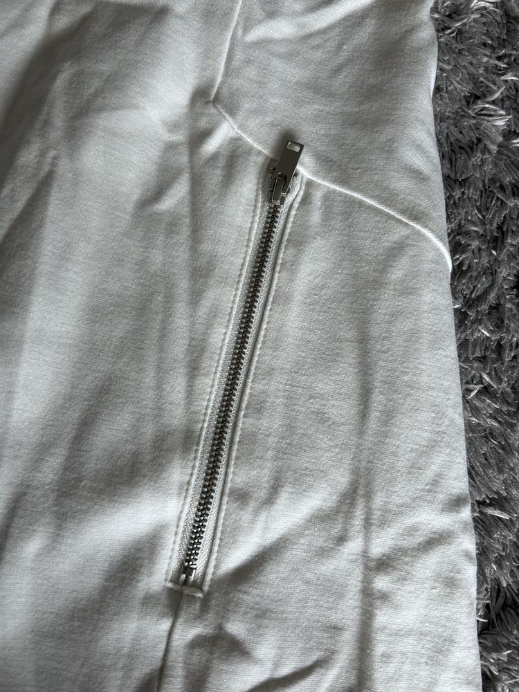 Biala obcisla sukienka 38 bershka