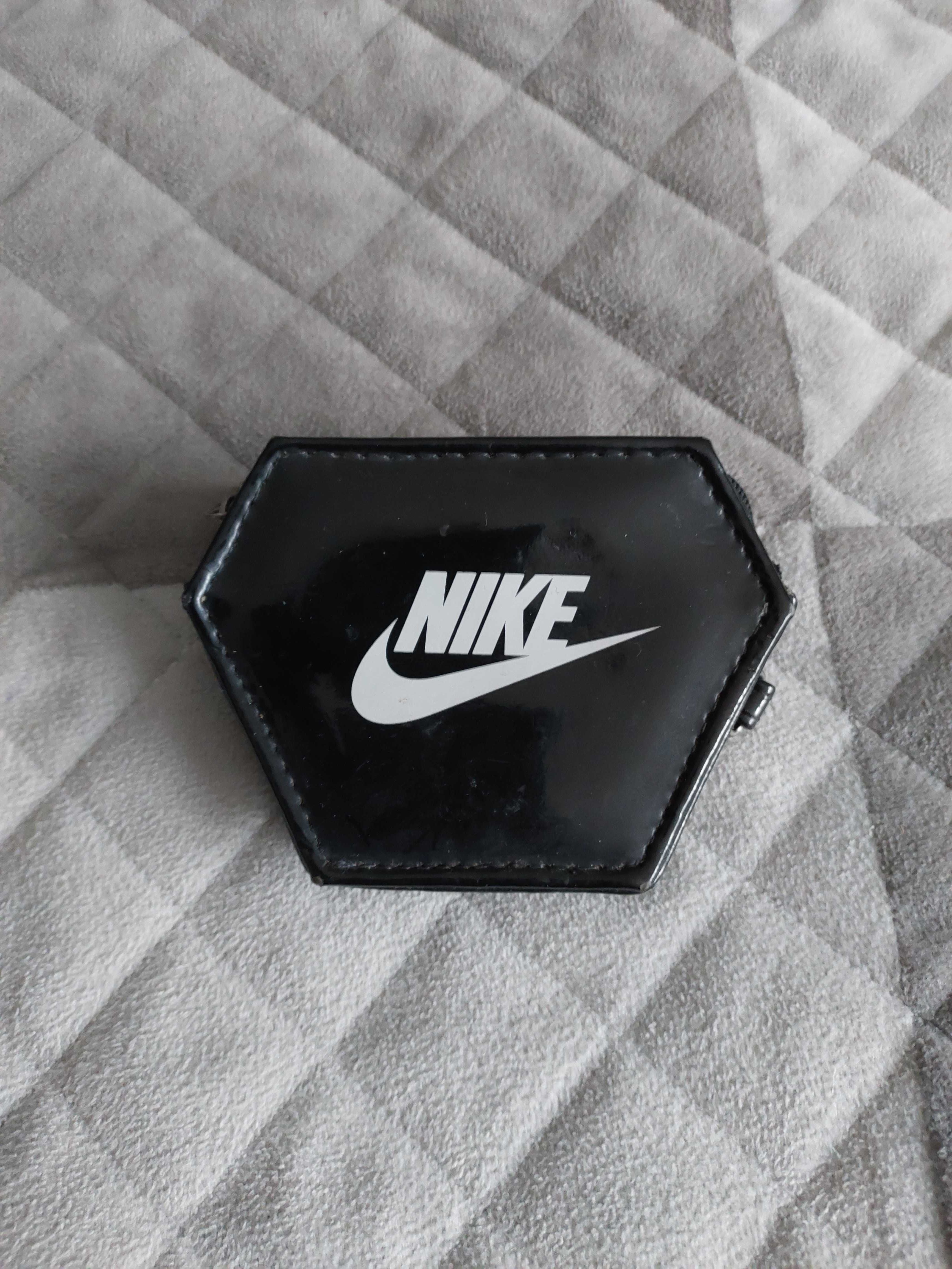 Portfelik Nike na zamek