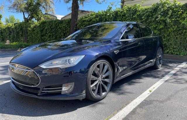 Tesla Model S 2014 року випуску