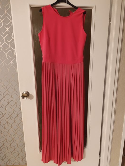 Sukienka długa plisowana.