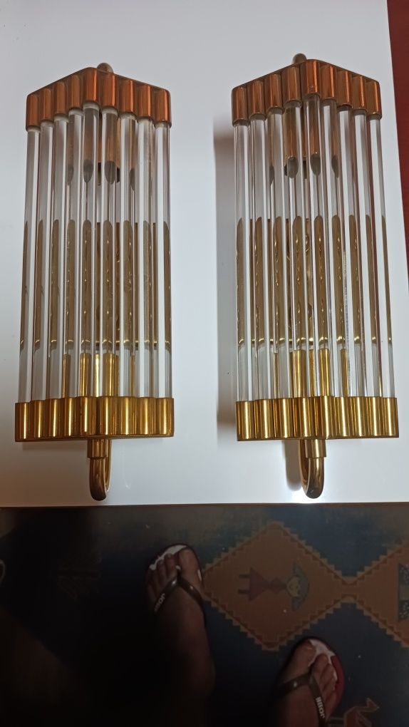 Candeeiros de parede dourado e acrilico