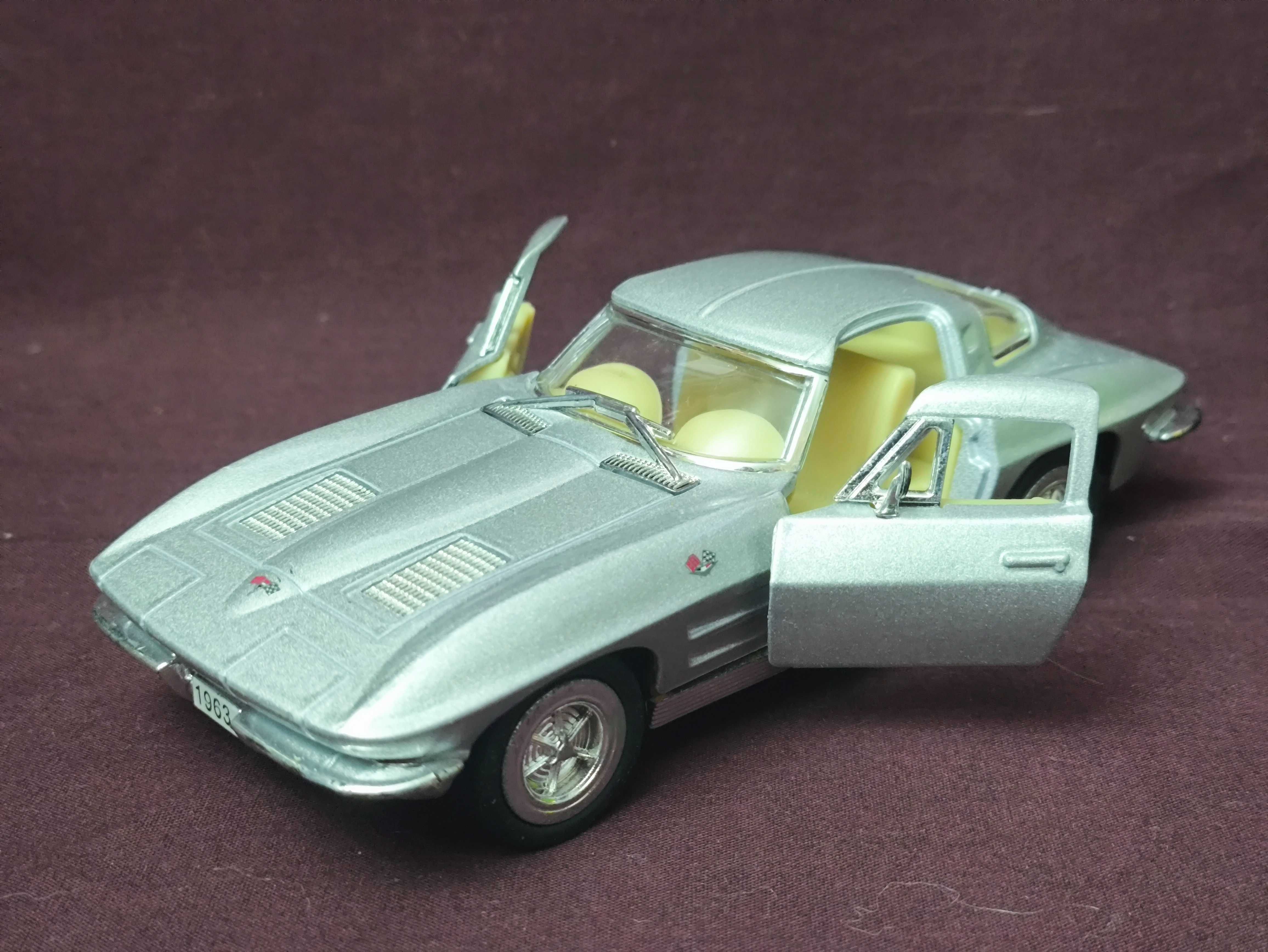 Машинка инерционная Chevrolet Corvette Sting Ray 1:36 Kinsmart KT5358