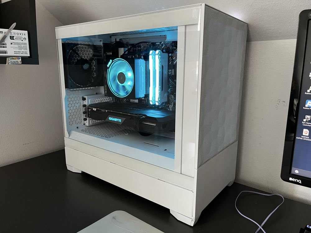 Biały komputer gamingowy rgb